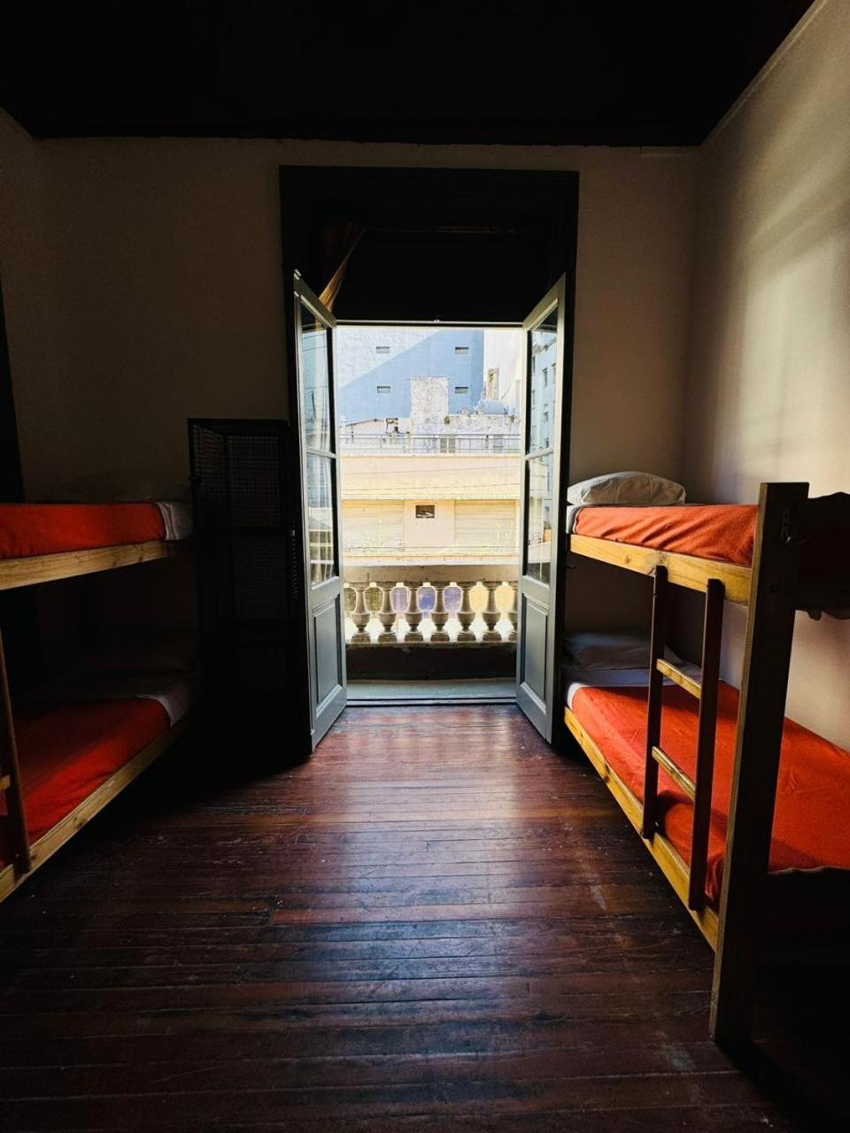 Cama Individual en dormitorio compartido de 6 camas